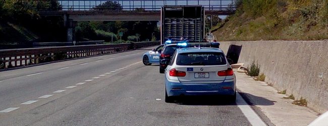 Tir con clandestini fermato lungo il raccordo A16-Benevento/FOTO