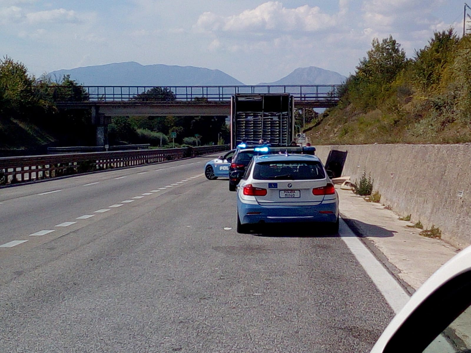 Tir con clandestini fermato lungo il raccordo A16-Benevento/FOTO