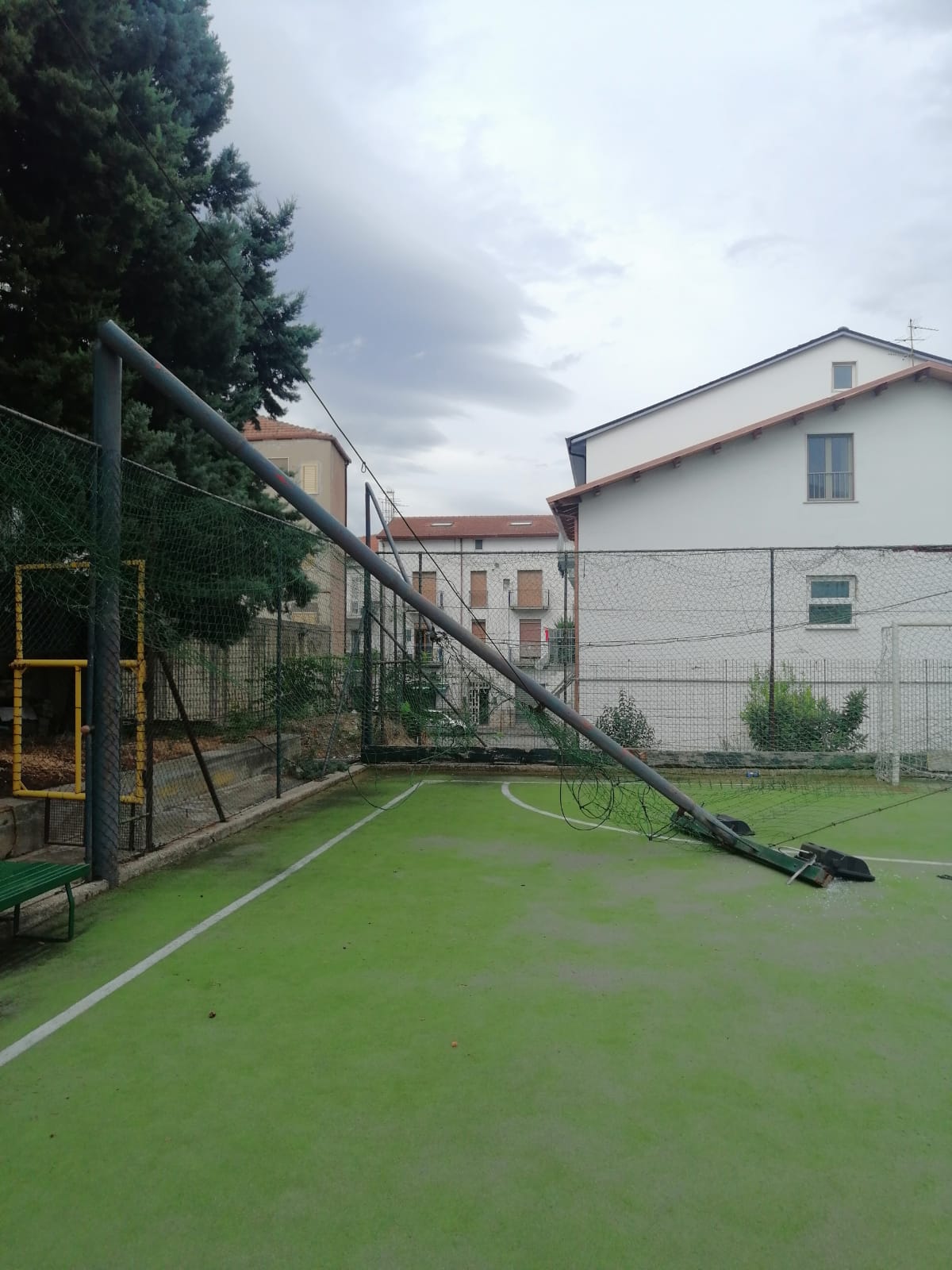 Benevento| Forte vento, cede palo nel Centro sportivo ‘Liberta’/FOTO
