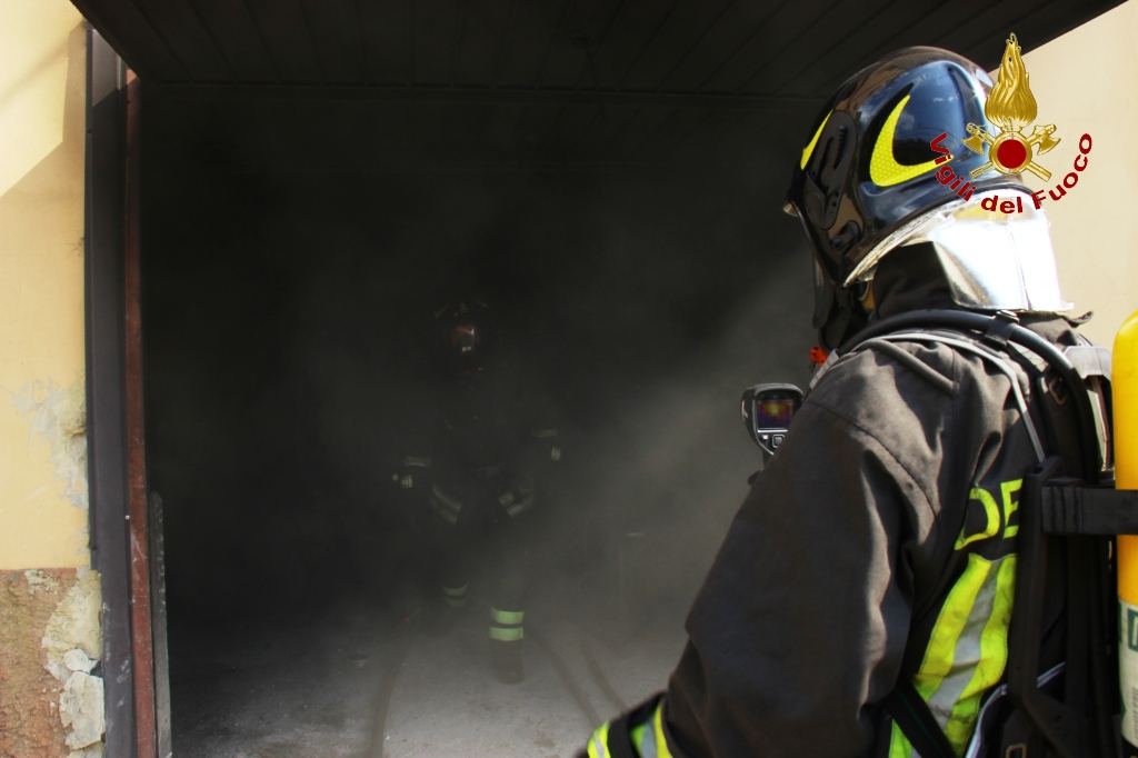 Atripalda| Incendio in un garage, danni a un motociclo: evacuato il palazzo
