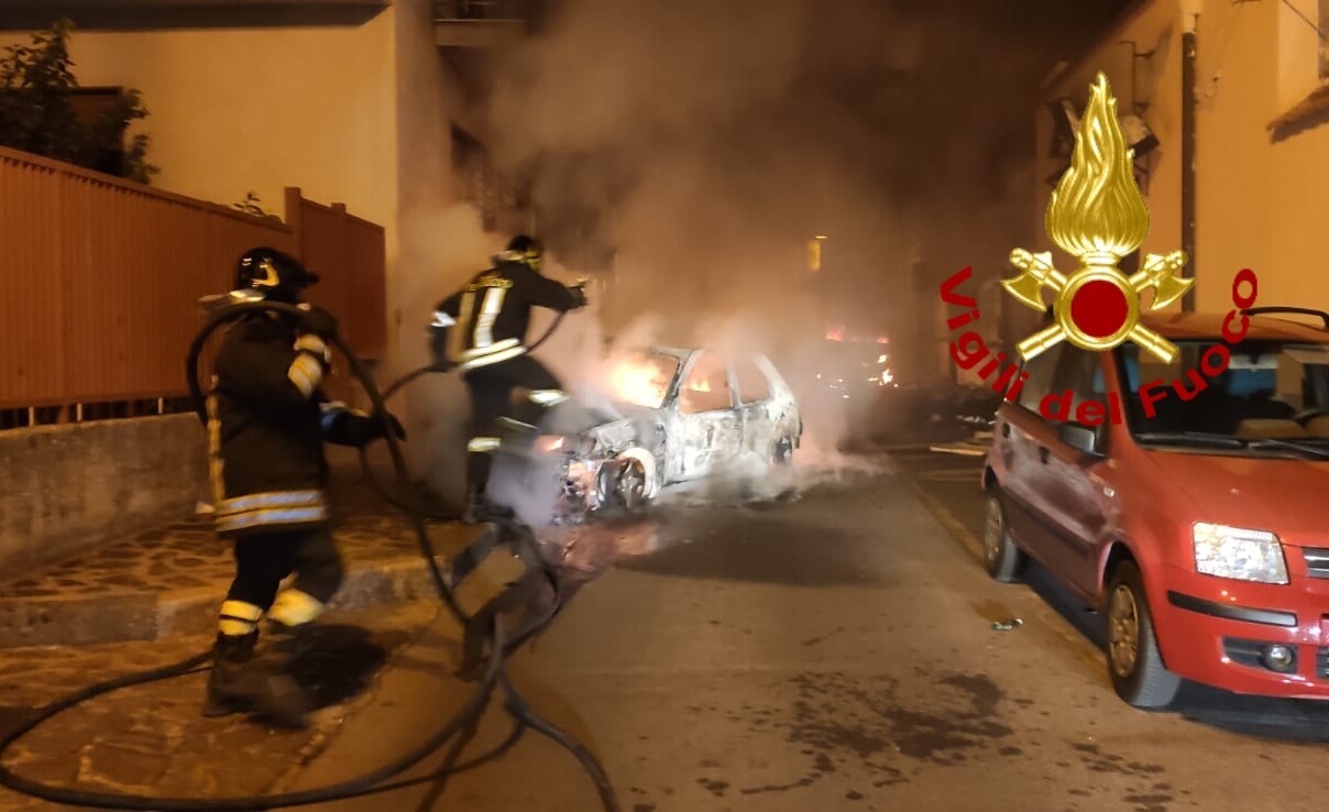 Baiano| Due auto incendiate nella notte in via Diaz, indagini dei carabinieri