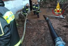 Alberi caduti e allagamenti, il maltempo flagella l’Irpinia: 60 interventi dei vigili del fuoco