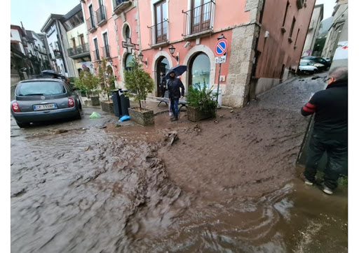 Il maltempo flagella l’Irpinia, frana a Monteforte: centro storico invaso dal fango