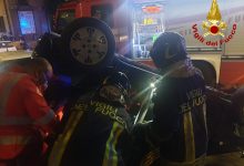 Avellino| Scontro tra 2 auto in via Roma, una si ribalta: ragazzo incastrato, 3 i feriti