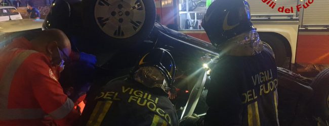 Avellino| Scontro tra 2 auto in via Roma, una si ribalta: ragazzo incastrato, 3 i feriti