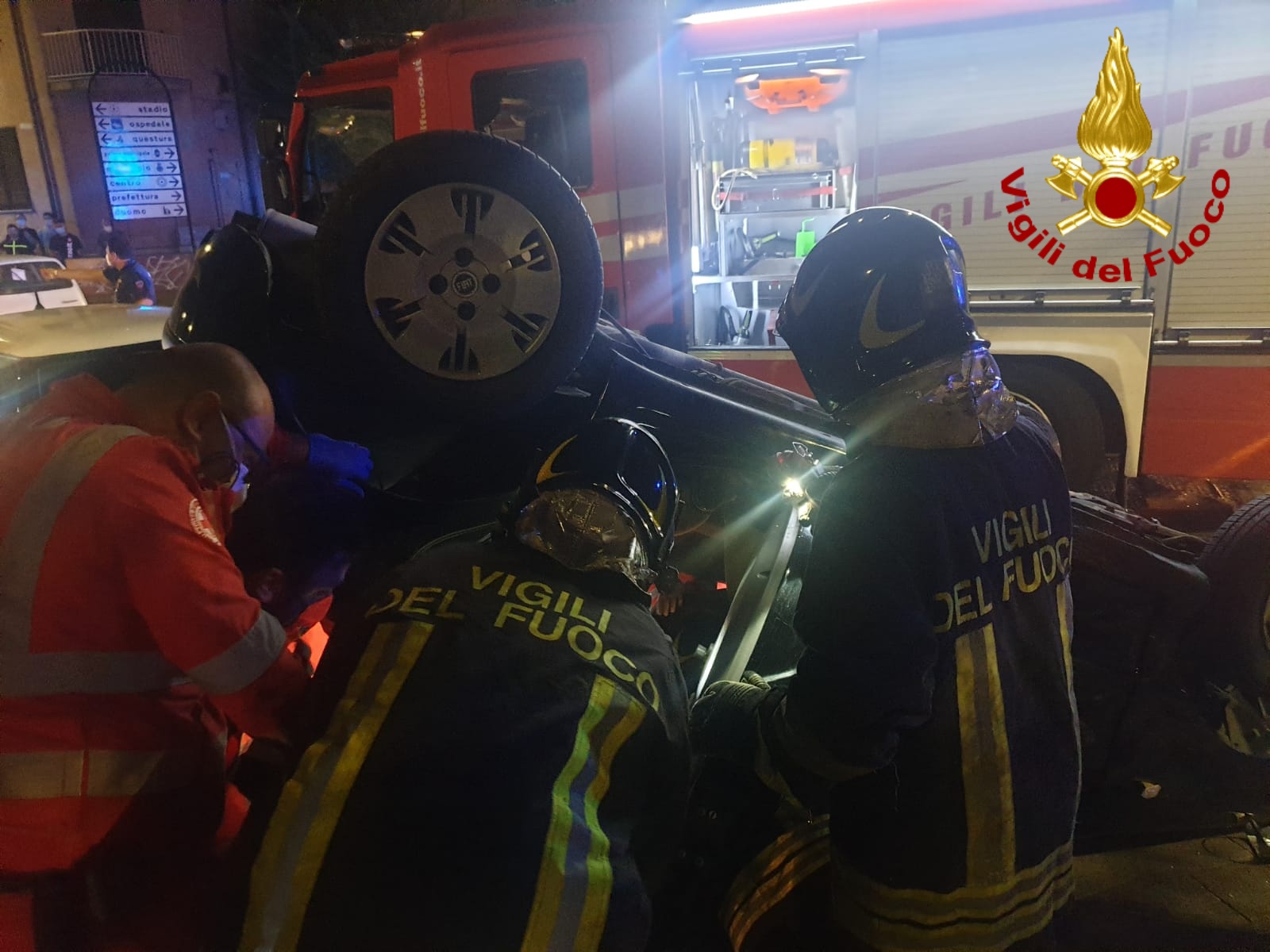 Avellino| Scontro tra 2 auto in via Roma, una si ribalta: ragazzo incastrato, 3 i feriti