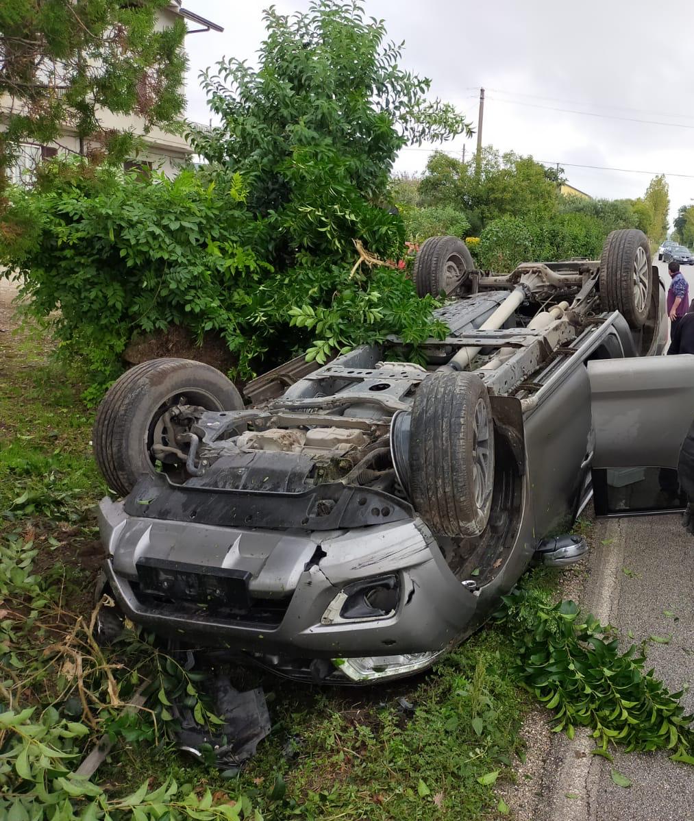 Incidente lungo la strada provinciale 87 Sannitica, auto con tre persone a bordo si ribalta