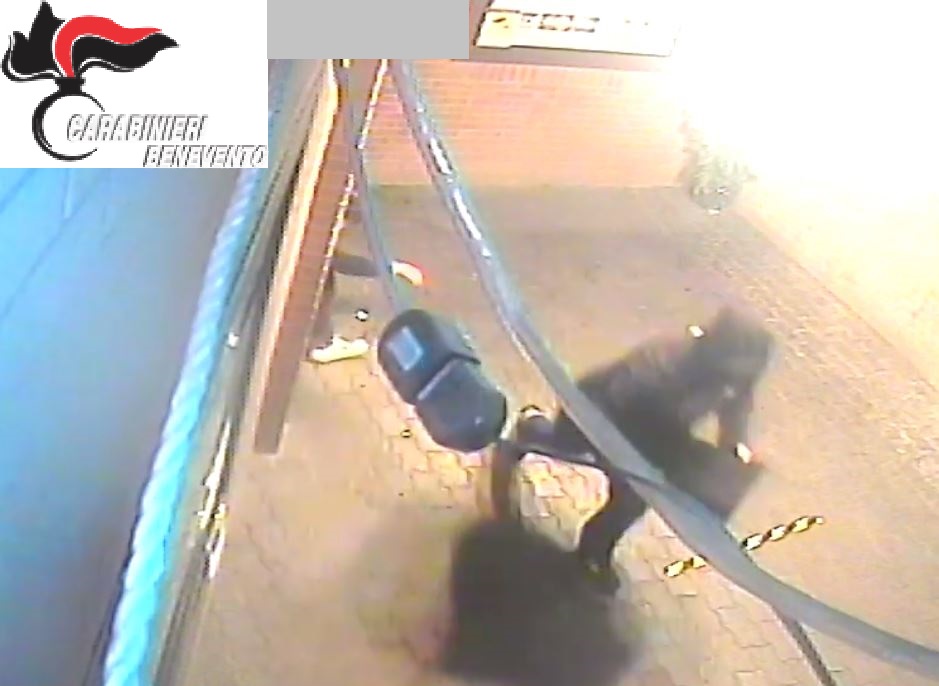 Furto in un bar-tabacchi a Ponte Valentino, arrestati due cittadini di Benevento