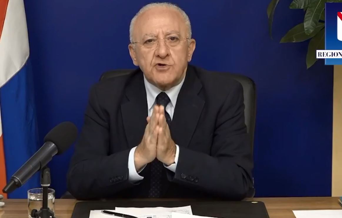 Covid-19, De Luca: “Anziani ai cenoni? Li condanniamo alle terapie intensive”