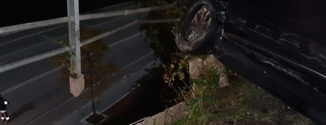 Benevento| Mercedes colpisce 6 auto in sosta e abbatte muro di recinzione/FOTO