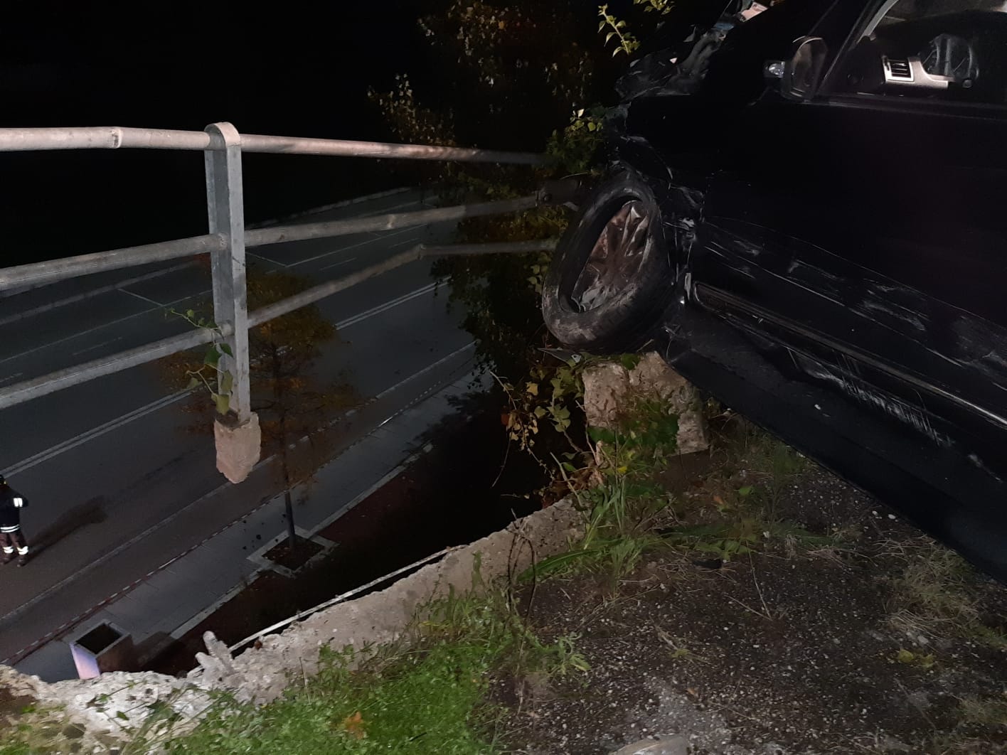 Benevento| Mercedes colpisce 6 auto in sosta e abbatte muro di recinzione/FOTO