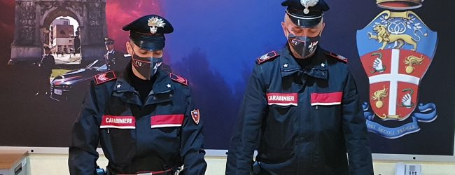 Carabinieri sequestrano quasi 2 kg di sostanza stupefacente e armi. Una persona arrestata, sei denunciati, tre fogli di via e una persona segnalata