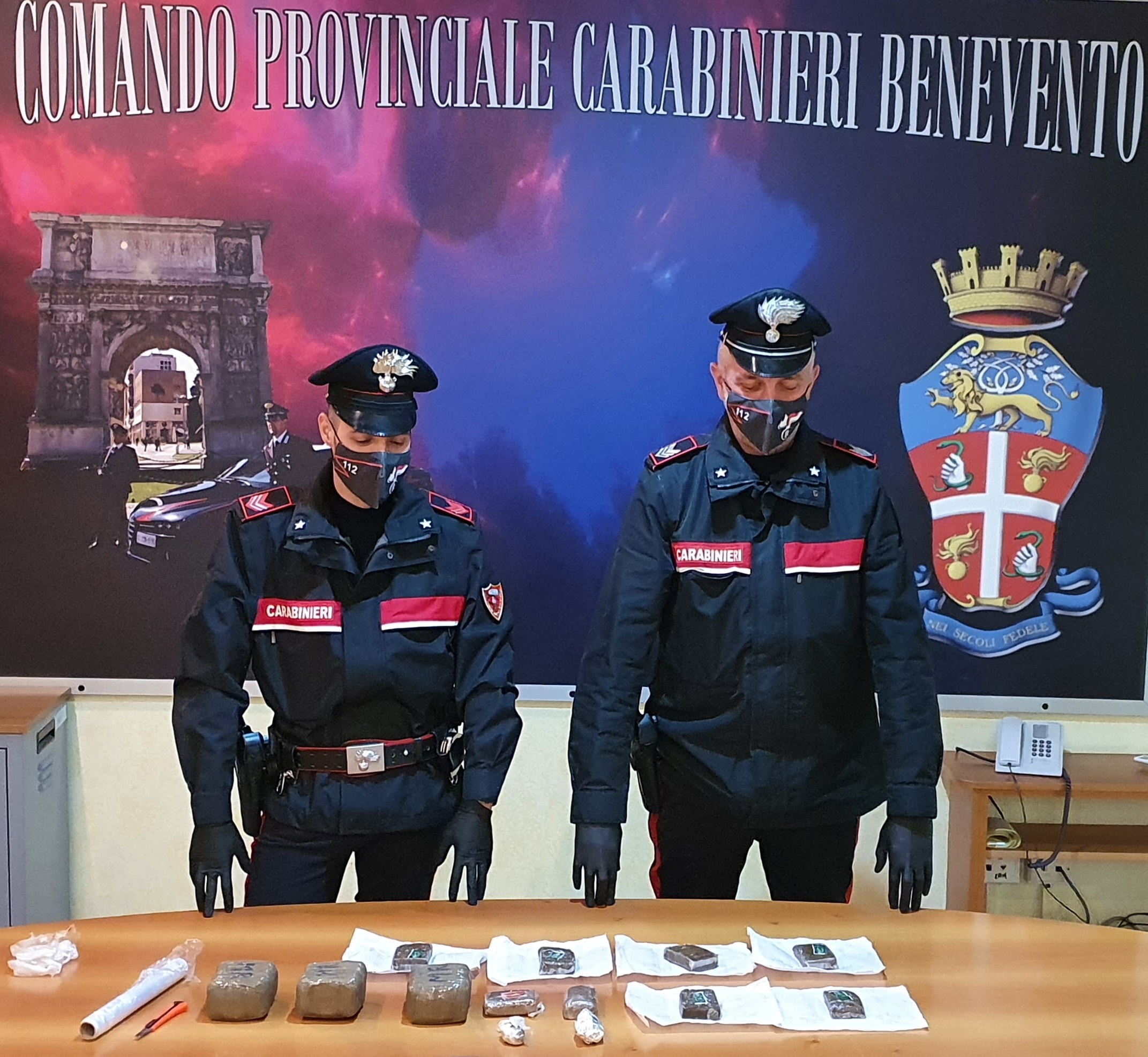 Carabinieri sequestrano quasi 2 kg di sostanza stupefacente e armi. Una persona arrestata, sei denunciati, tre fogli di via e una persona segnalata