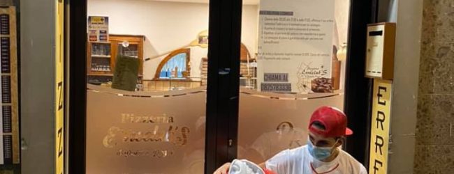 Un pizzaiolo consola il collega: da Avellino la foto che ha sta facendo il giro della rete