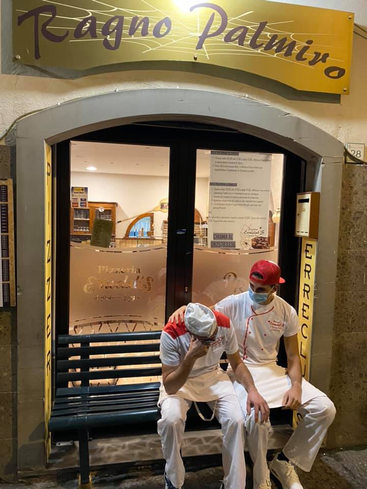 Un pizzaiolo consola il collega: da Avellino la foto che ha sta facendo il giro della rete