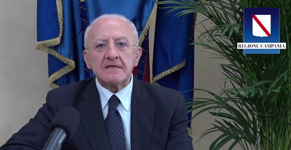 Scuole, De Luca firma l’ordinanza: confermato il rientro graduale.