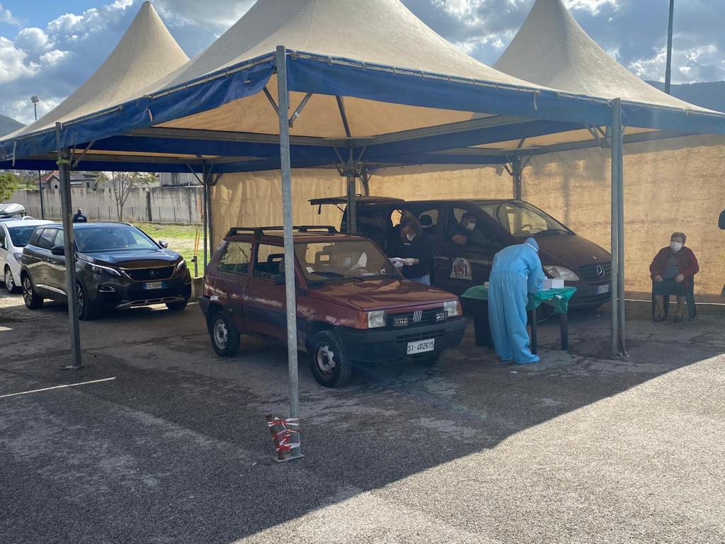 Screening covid nei 5 drive-in sanitari irpini allestiti dall’Asl: 387 tamponi nel primo giorno
