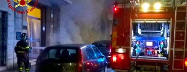 Avellino| In fiamme i cassoni della differenziata di un condominio, intervento dei vigili del fuoco