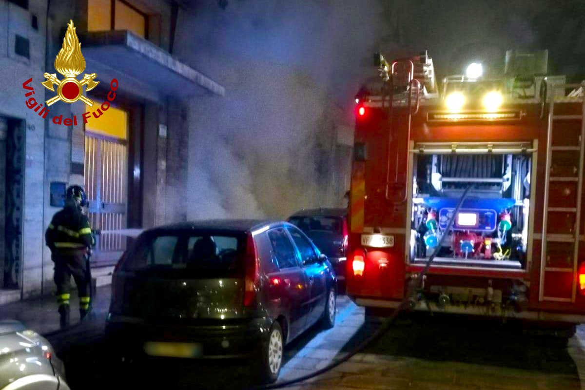 Avellino| In fiamme i cassoni della differenziata di un condominio, intervento dei vigili del fuoco