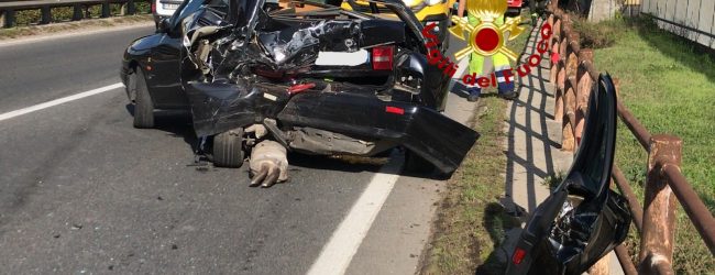 Atripalda| Impatto tra 3 veicoli sulla Variante, 2 feriti: automobilista resta incastrato, liberato dai vigili del fuoco