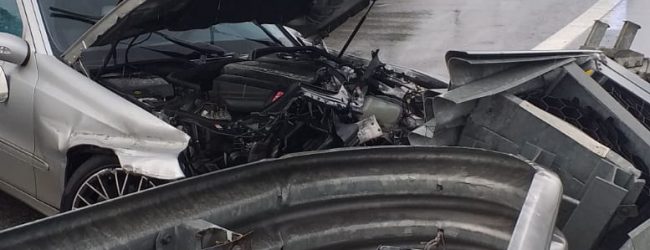 Incidente sulla SS372, auto sbanda e finisce contro il guard rail/FOTO