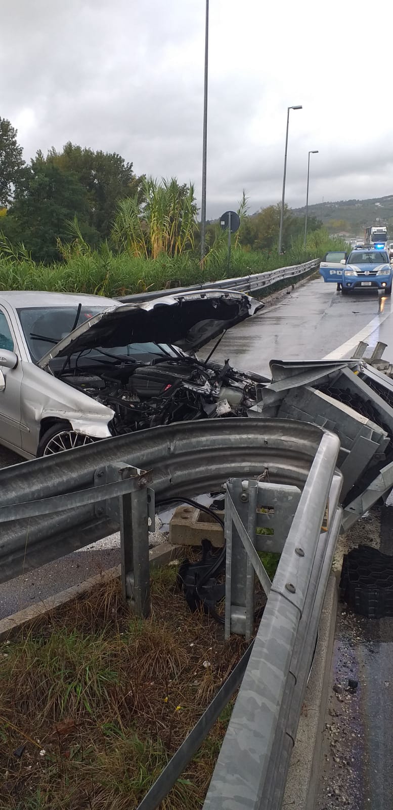 Incidente sulla SS372, auto sbanda e finisce contro il guard rail/FOTO