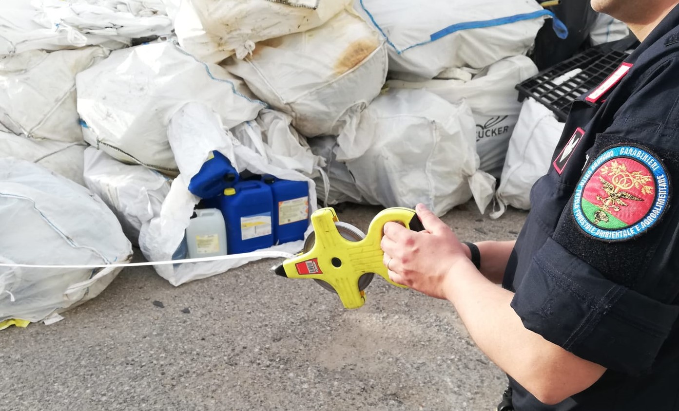 Solofra| Smaltimento di sostanze pericolose nella Solofrana e abusi edilizi, multa e denunce