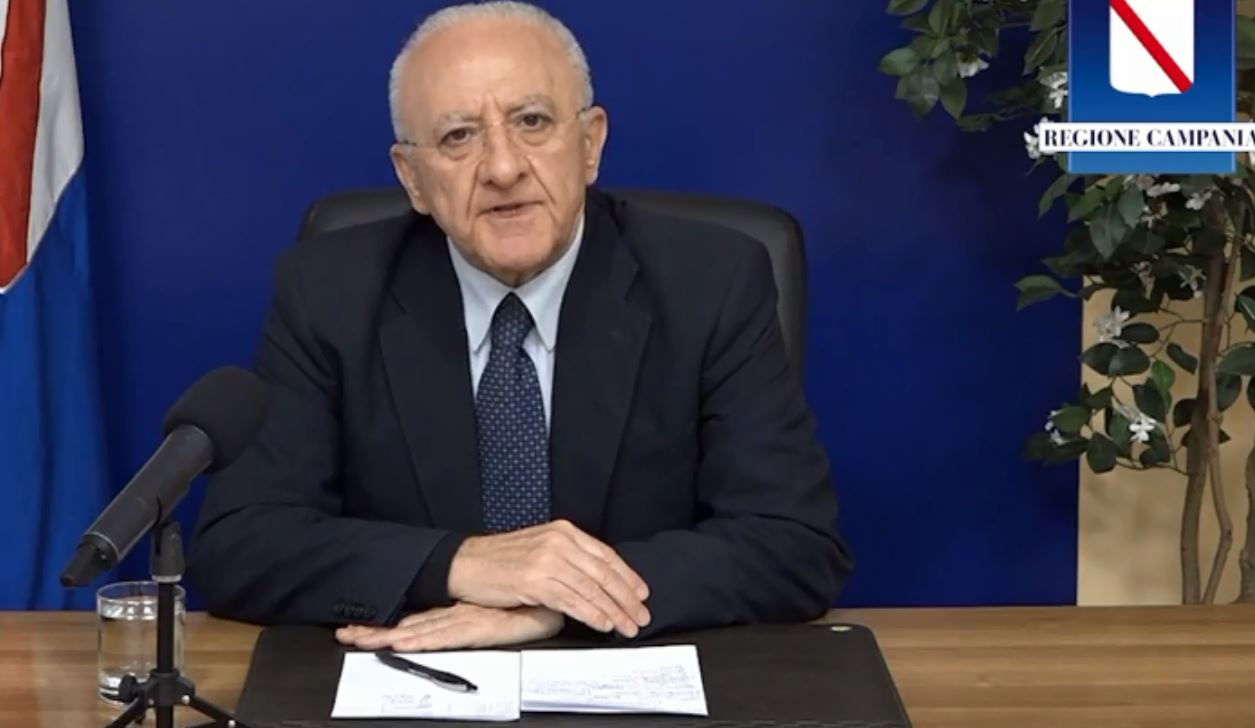 Covid-19, De Luca: “Non è una zona rossa, ma rosé”. E sulle scuole: “Non riapriamo se non ci sono le condizioni”