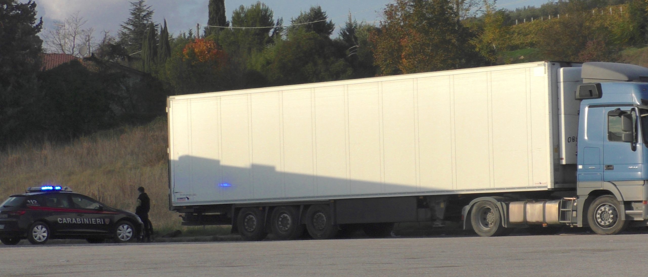 Camion frigo con clandestini a bordo, arrestato l’autista