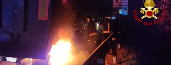 Baiano| Autocarro in fiamme all’uscita dell’A16, traffico rallentato