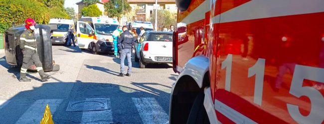 Avellino| Scontro tra 2 auto in via Annarumma, una si ribalta: ragazzo incastrato nell’abitacolo