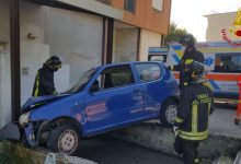 Avellino| Coppia di anziani finisce con l’auto su 2 muretti del condominio, ferita la donna