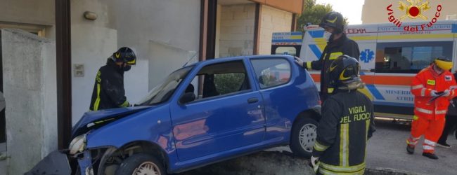 Avellino| Coppia di anziani finisce con l’auto su 2 muretti del condominio, ferita la donna