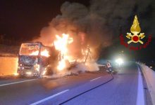 In fiamme sull’A16 camion che trasportava pedane di legno, l’autista si ferma giusto in tempo