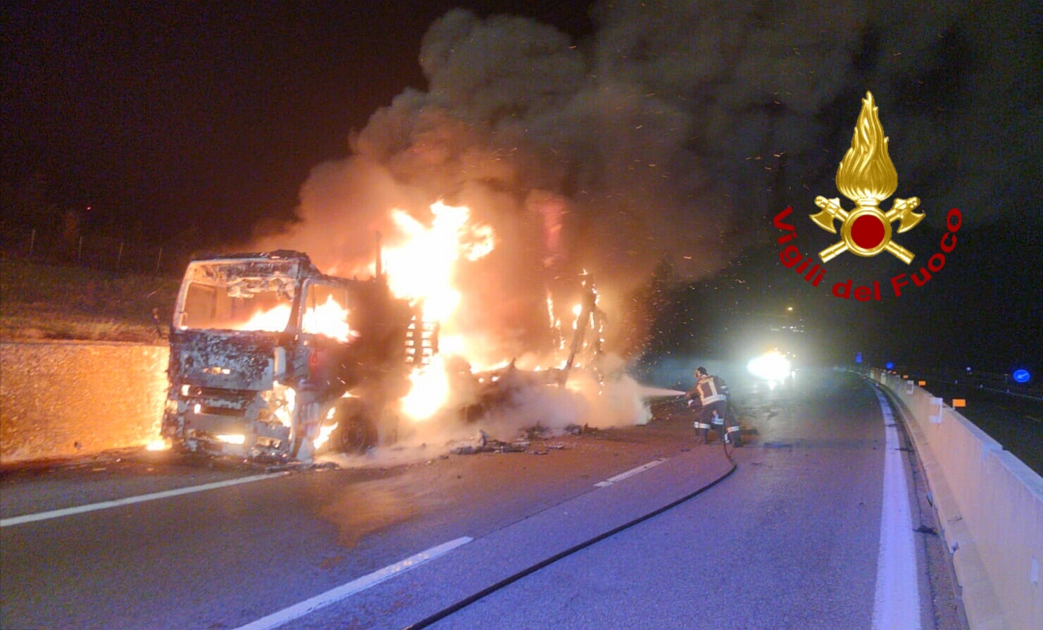 In fiamme sull’A16 camion che trasportava pedane di legno, l’autista si ferma giusto in tempo