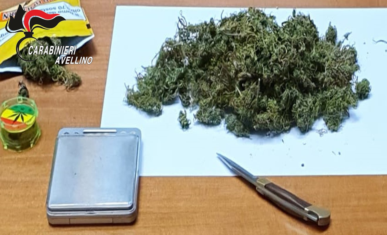 Marijuana, semi di cannabis e bilancino nascosti in casa: ai domiciliari 48enne di Volturara