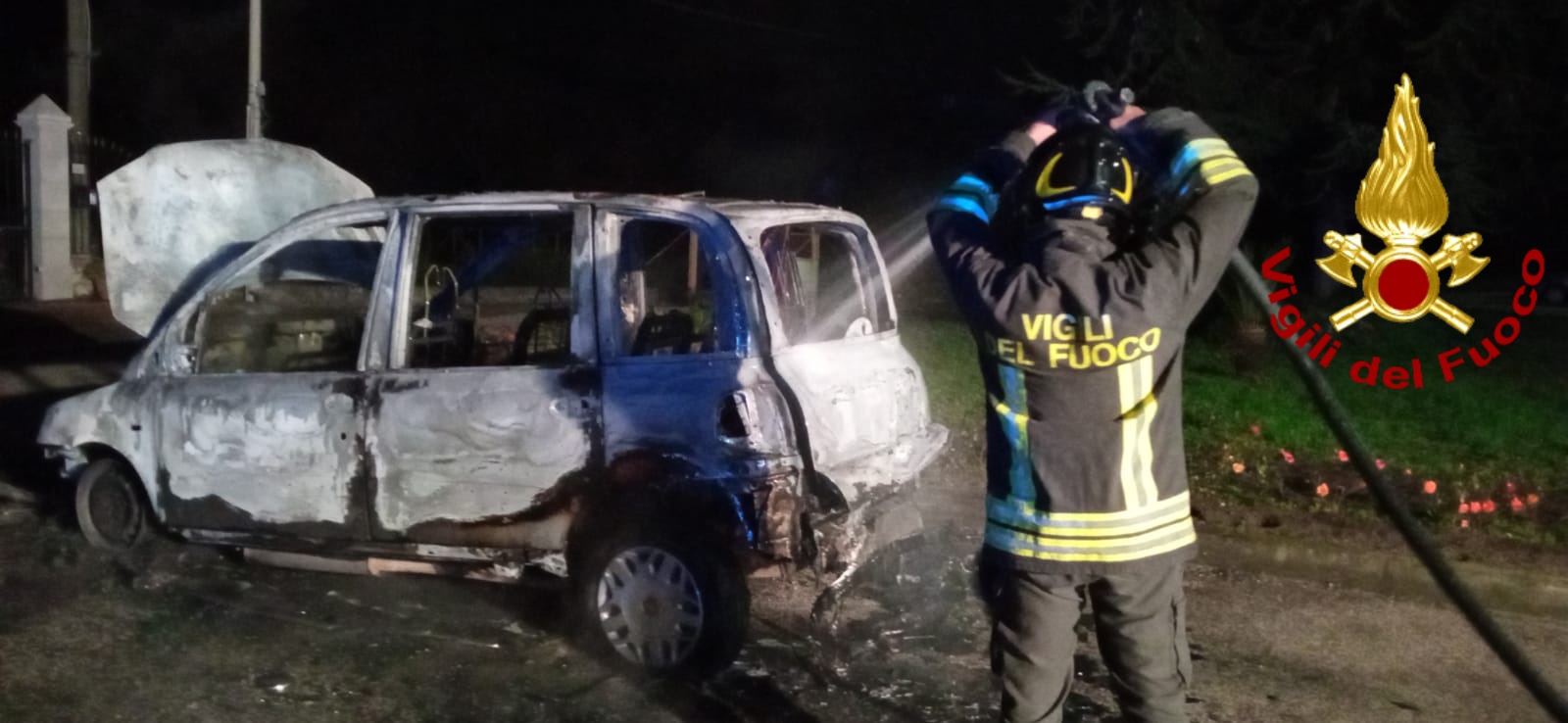 Montoro| Auto parcheggiata in fiamme, intervengono i vigili del fuoco