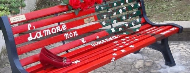 Benevento| Giornata contro la violenza sulle donne: una panchina rossa per non dimenticare