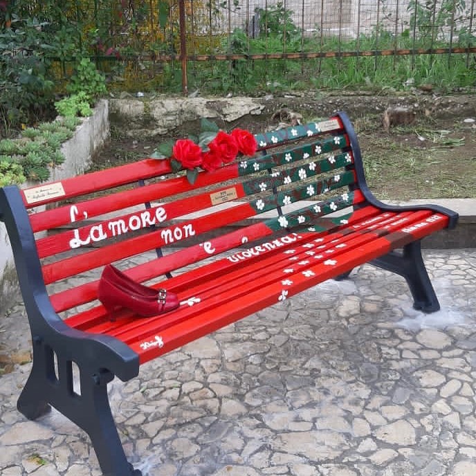 ASL Benevento e Rotary Club Benevento uniti contro la violenza: donata una “Panchina Rossa” alla comunità