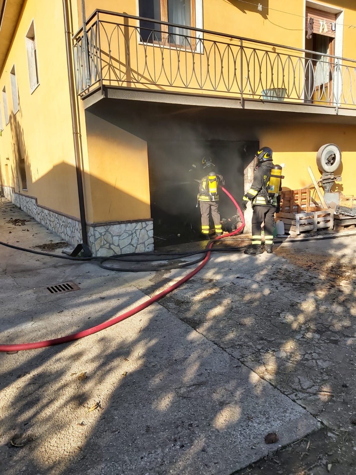 Puglianello| Rogo in un deposito, intervento dei Vigili del Fuoco