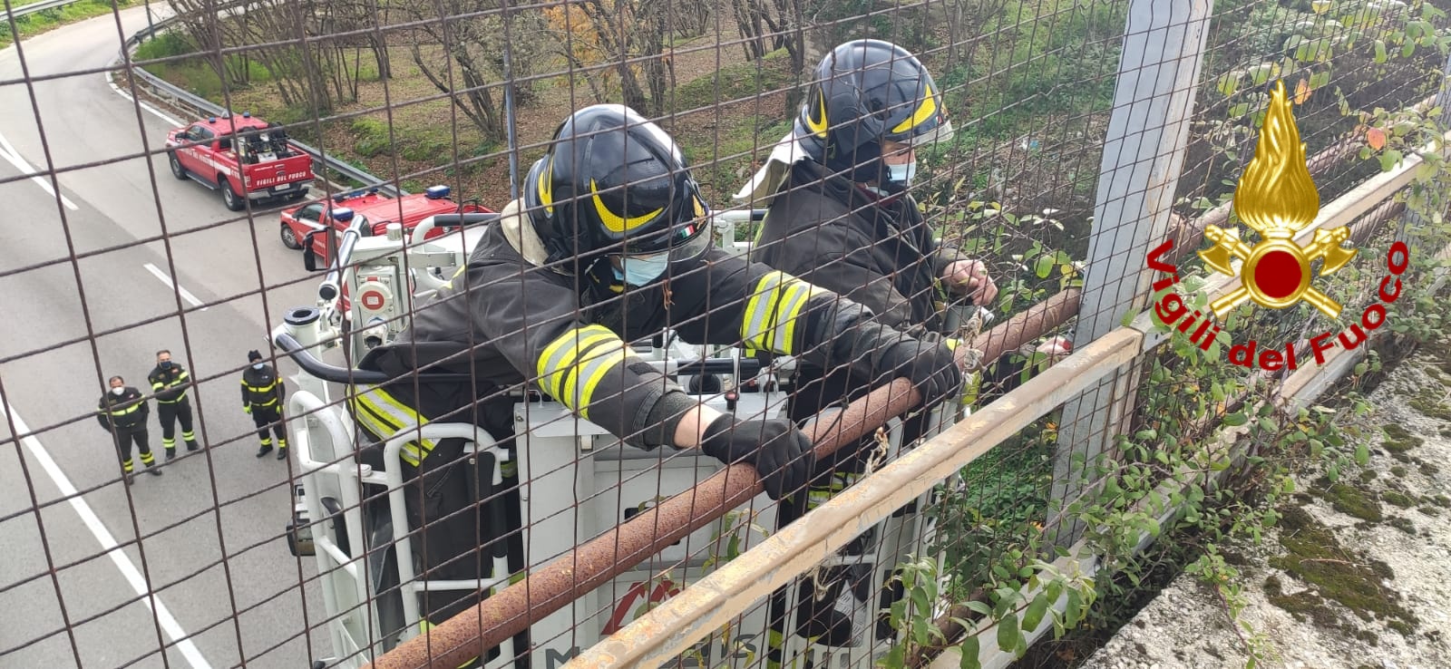 Avellino| Tubolari pericolanti dal viadotto sulla variante, intervento dei vigili del fuoco a San Tommaso