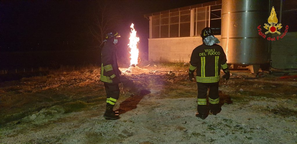 Guardia Lombardi| Scavano un pozzo artesiano ma ne esce un dardo di fuoco, sul posto i caschi rossi