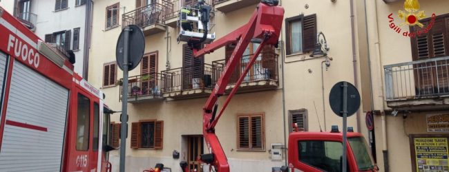 Maltempo, vigili del fuoco alle prese con allagamenti e auto in panne