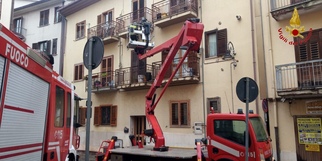 Maltempo, vigili del fuoco alle prese con allagamenti e auto in panne