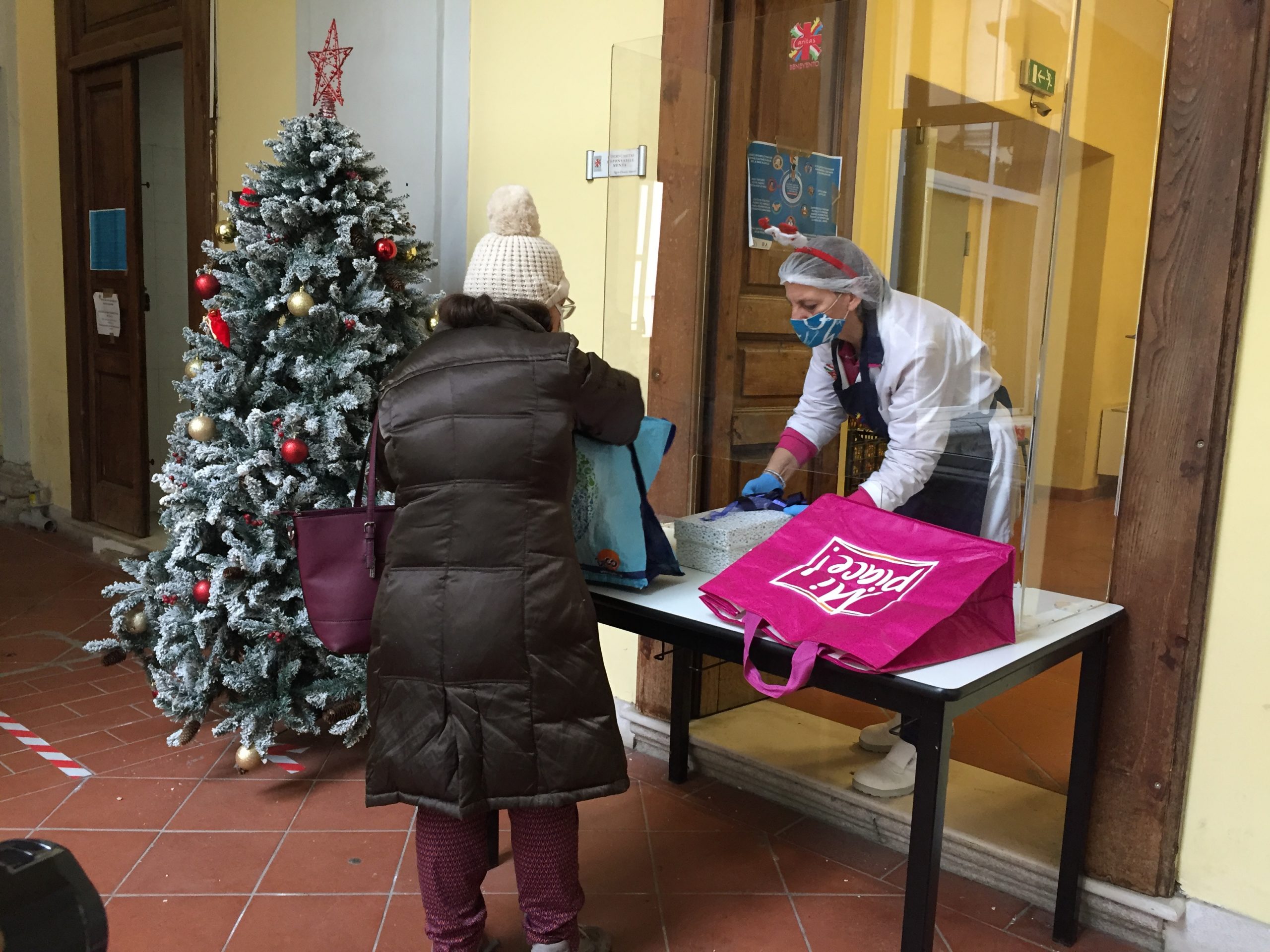 Natale di solidarietà, alla Caritas distribuiti pasti e doni