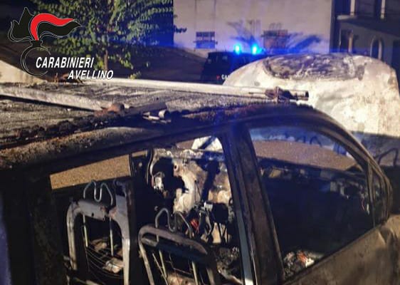Sant’Angelo all’Esca| Fiat Multipla in fiamme nella notte, indagano i carabinieri