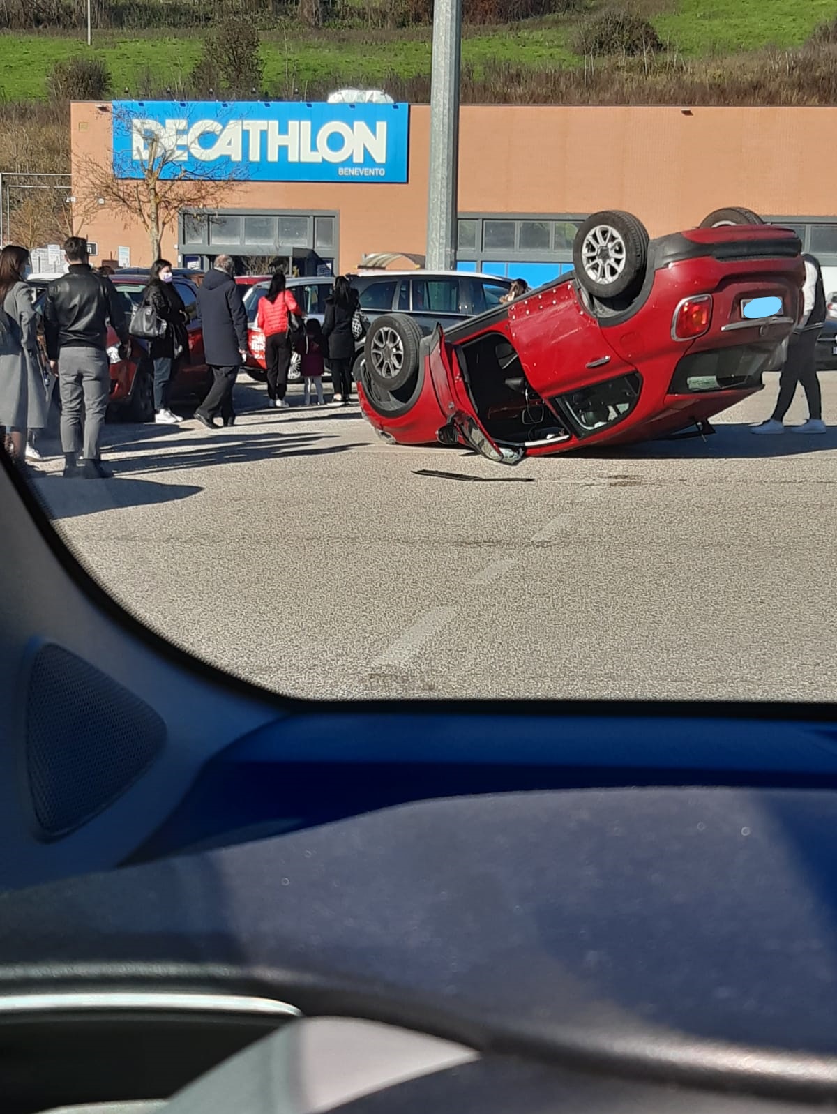 Benevento| Auto si capovolge nel piazzale del ‘Buonvento’/FOTO