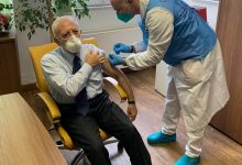 V-Day, De Luca si vaccina al Cotugno e il web si scatena. Accuse anche da De Magistris: abuso di potere. E Martusciello: salta la fila