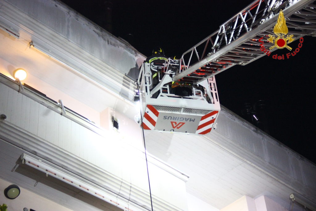 Avellino| In fiamme la canna fumaria di un camino, vigili del fuoco a San Tommaso