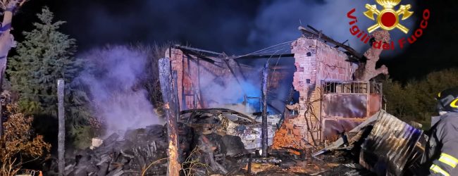 Ariano Irpino| Deposito agricolo in fiamme a contrada Brecceto, vigili del fuoco al lavoro tutta la notte
